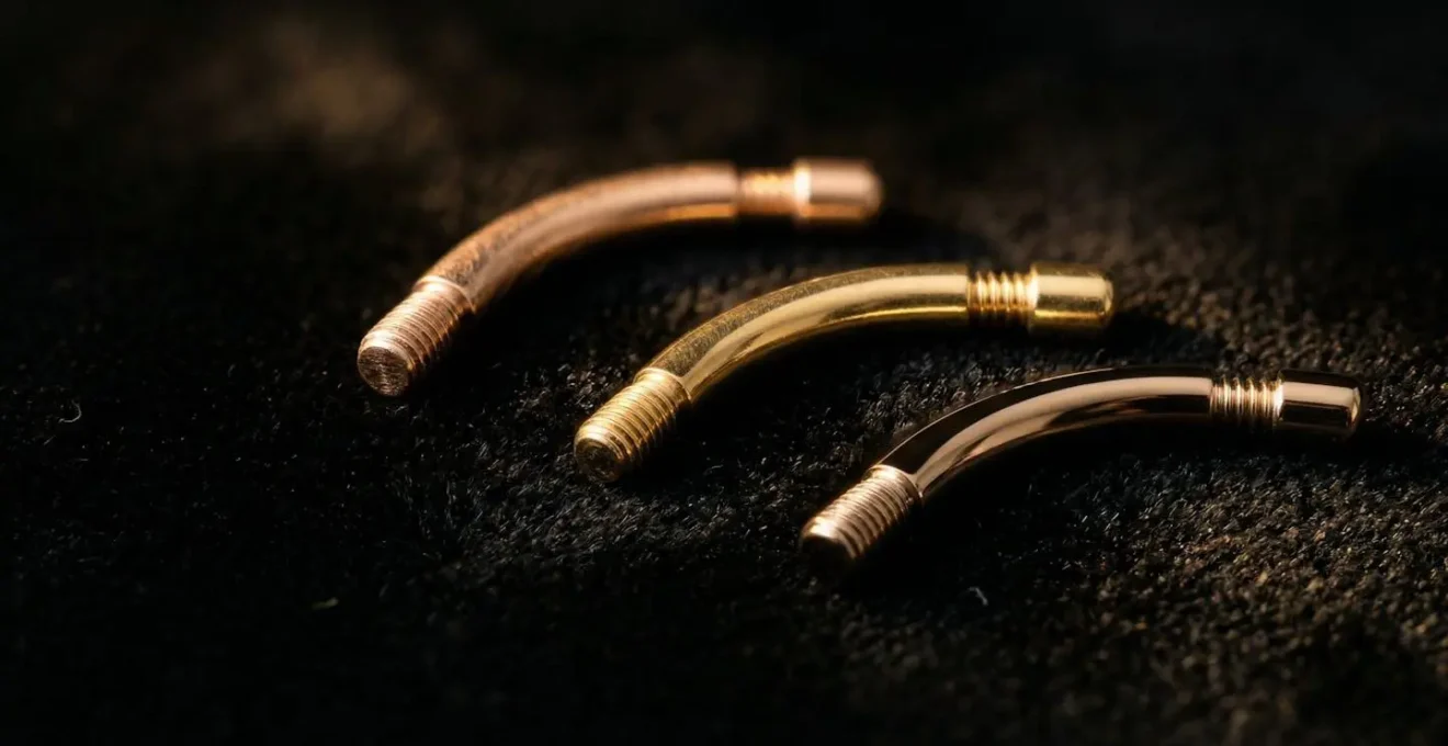 Comparaison visuelle de bijoux de piercing en différents carats d'or