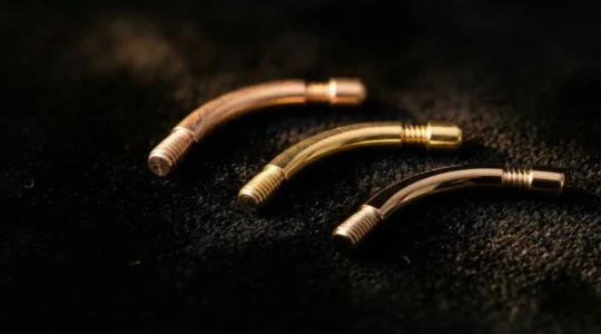 Comparaison visuelle de bijoux de piercing en différents carats d'or