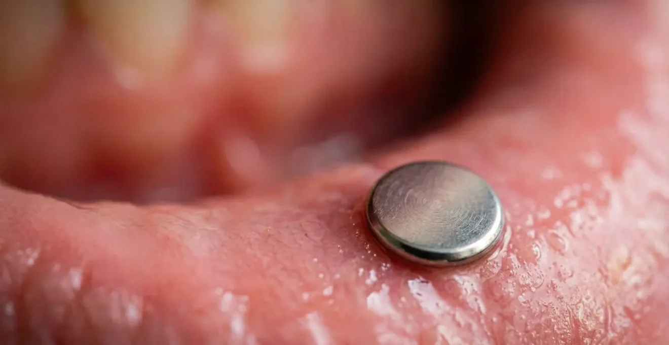 Gros plan d'un labret en titane à fond plat porté, montrant le disque parfaitement ajusté contre l'intérieur de la lèvre