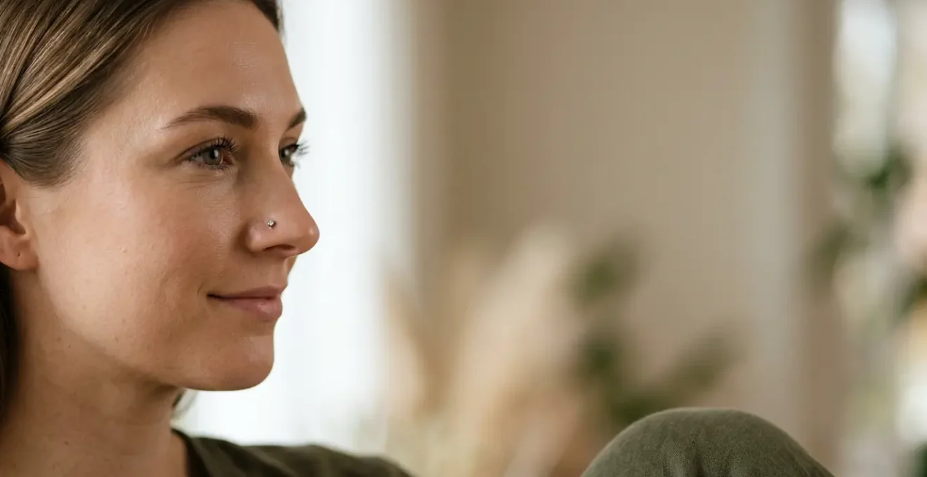 Profil de femme portant un piercing nostril en titane avec une petite boule scintillante