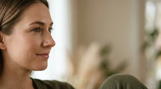 Profil de femme portant un piercing nostril en titane avec une petite boule scintillante