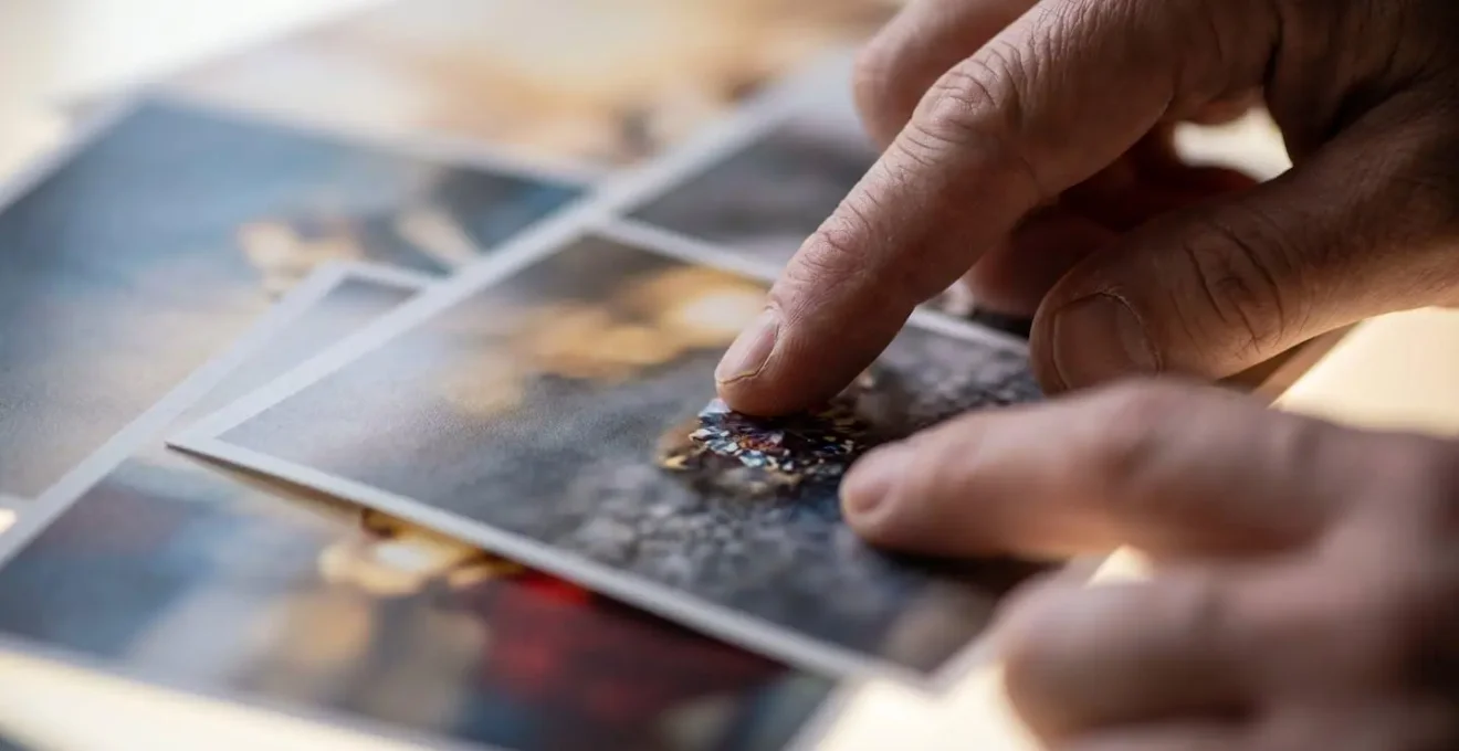 Mains analysant des photos de piercings sur une table lumineuse
