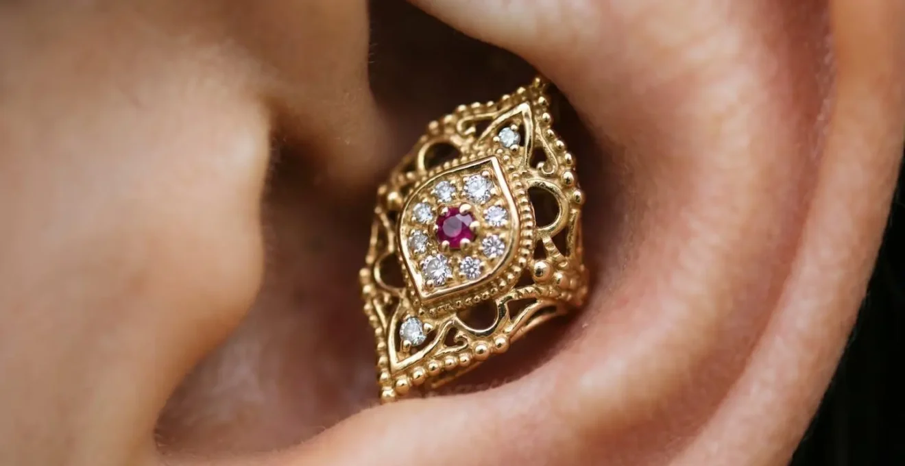 Gros plan sur un bijou central ornementé dans un piercing conch