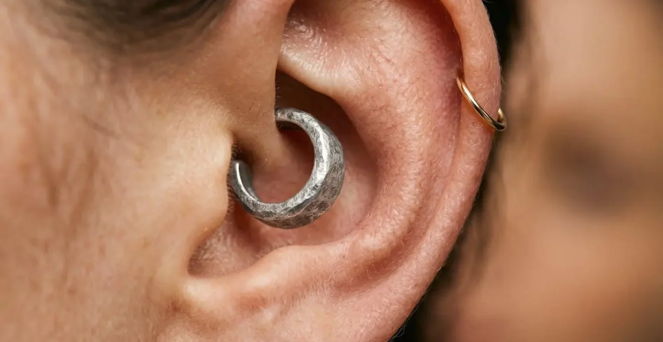 Vue macro détaillée montrant différents placements d'earcuffs sur le conch et l'hélix d'une oreille