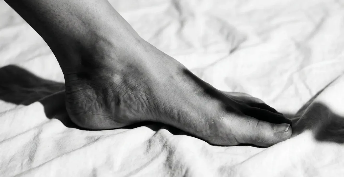 Schéma comparatif des zones discrètes pour tatouage avec échelle de douleur