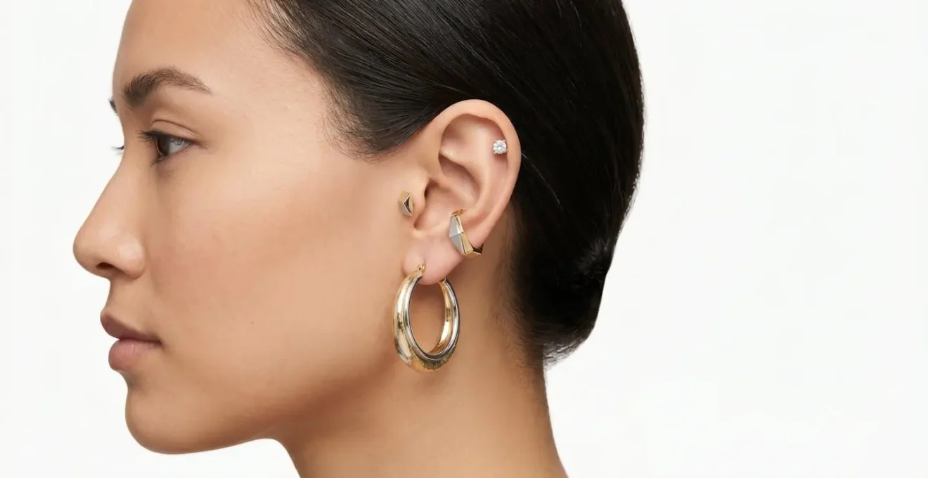 Profil d'oreille montrant la hiérarchie visuelle des bijoux, du plus imposant au lobe vers le plus délicat à l'hélix