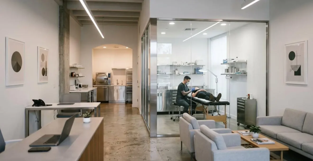 Vue d'ensemble d'un studio de piercing professionnel montrant les différentes zones de travail